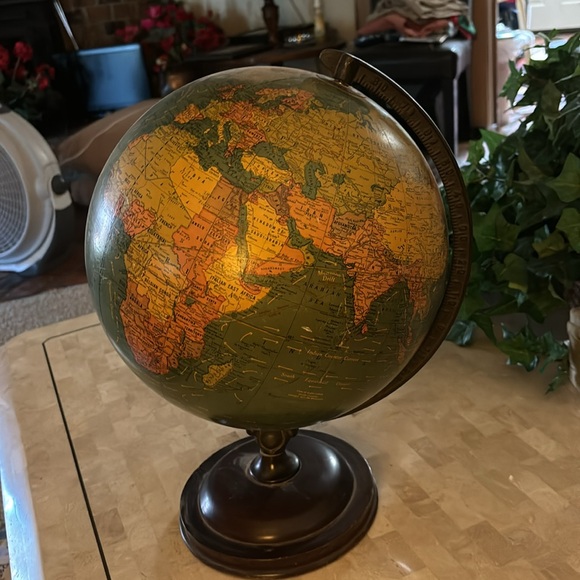 COPY - Antique world globe in perfect condition.. wood base   17” tall. C 39” a… - Picture 5 of 5